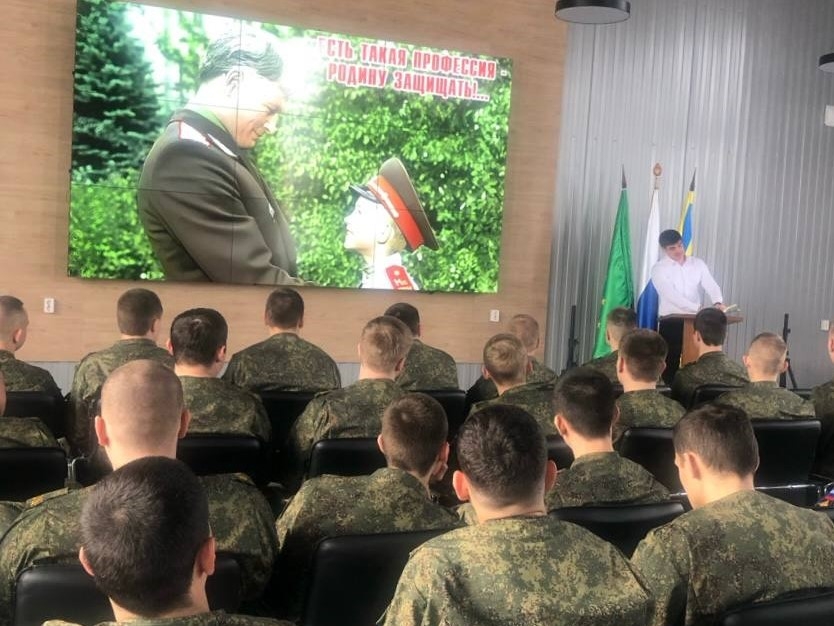 Молодое поколение знакомится с защитниками страны